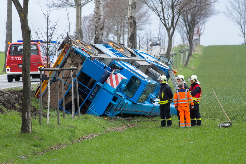 25-TON AT FAUN CRANE CRASHES INTO A DITCH