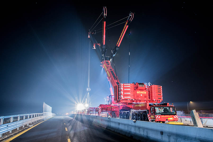 Night Time Video of Italian Crane Rental Firm AutoVictor’s Liebherr LTM 1750-9.1 in action