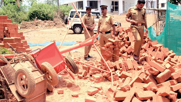 Migrant Worker Dies as Lift Collapses in India