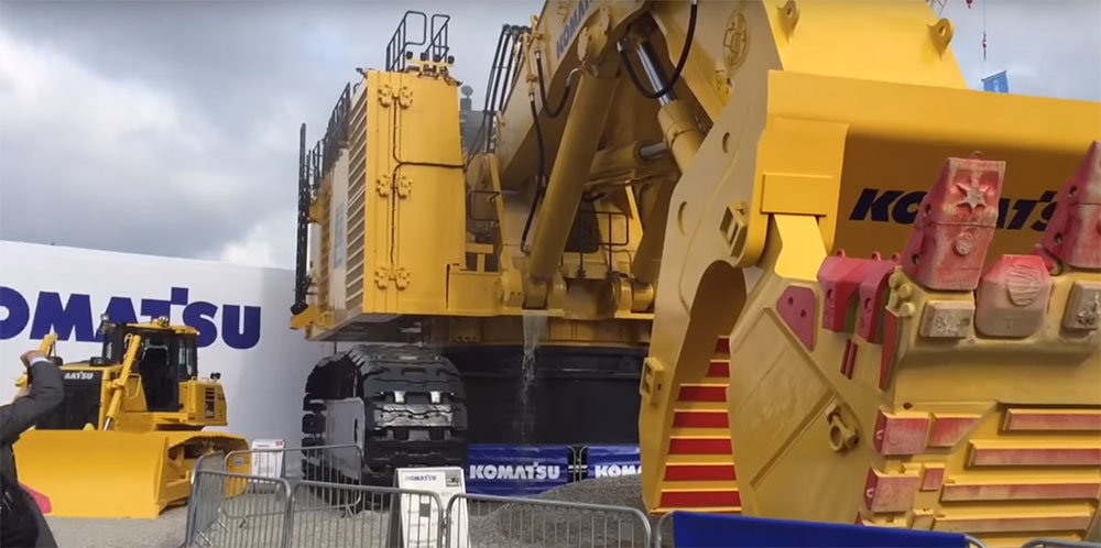 Komatsu PC7000 gigantic oil leak at Bauma 2016
