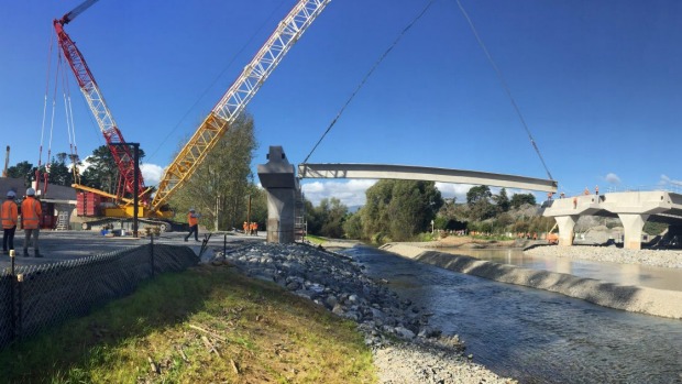 400-ton crane lifts concrete beams In New Zealand