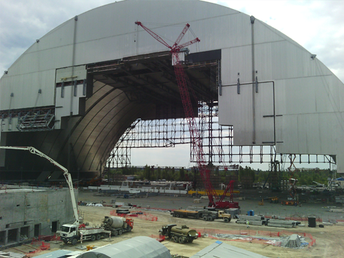 Manitowoc 2250 fitted with new luffing jib to complete containment shelter work at Chernobyl