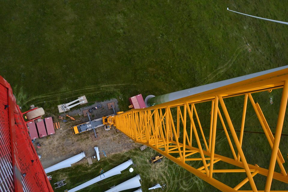 Check out this well edited Czech based Hanys Crane Hire Video of a 500-ton Liebherr LTM 1500.8-1 being assembled & working on a Wind Turbine.