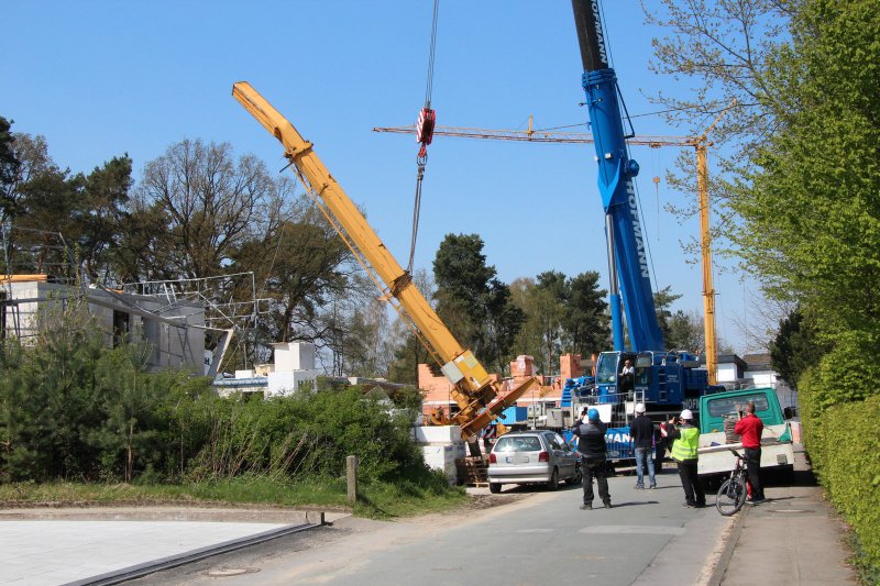 Tower crane tips over in Germany