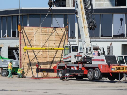 Maxim Crane to move the remaining Reiss murals in Cincinnati
