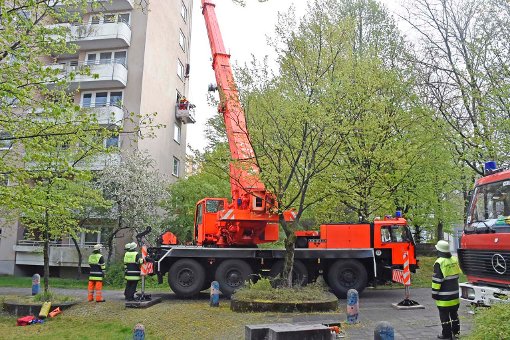 Pictures of serverly overweight man rescued via Crane from his apartment in Germany