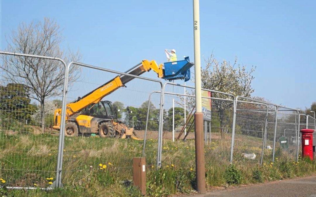 ‘SAFETY BREACH’ ANGER AS BUILDING SITE WORKER SEEN IN BUCKET OF MACHINERY