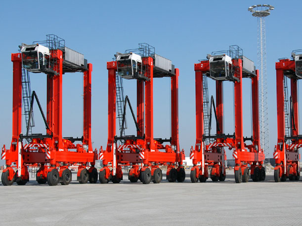 Kalmar delivers eight diesel-electric straddle carriers to Port of Tauranga in New Zealand