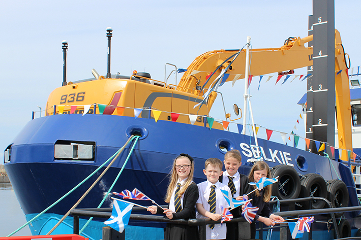 Excavator on the sea – Liebherr supplies R 936 for new dredger vessel in Scotland