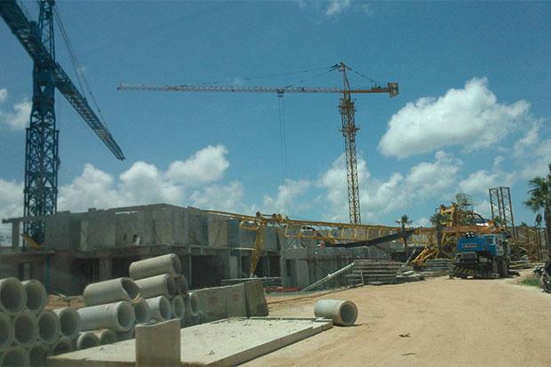 Tower crane collapses in Phuket Thailand, killing 1 injuring 3.