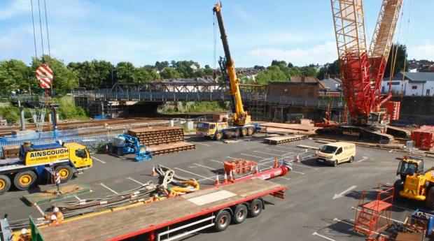 600-ton crawler crane assembly in this time lapse video