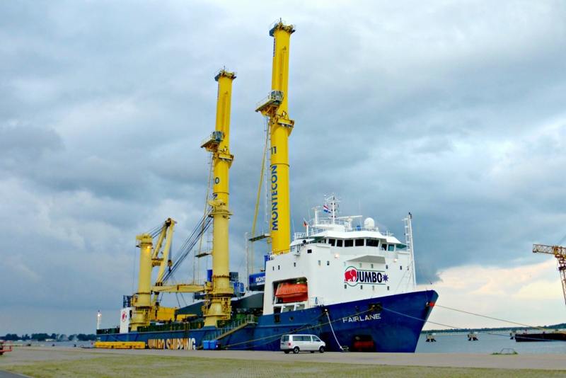 Jumbo’s heavy lift vessel Fairlane has loaded two Liebherr LHM 800 mobile harbour cranes in Rostock, Germany.