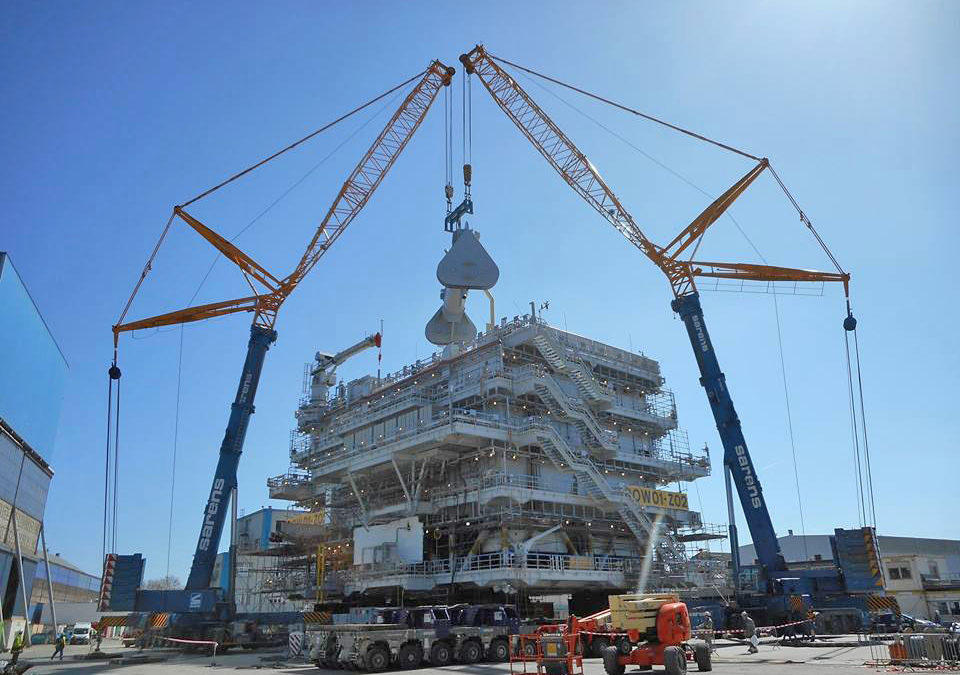 Sarens employs two Demag AC 700 cranes for an impressive heavy tandem lift