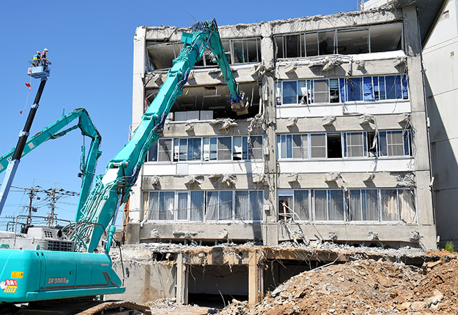 Kobelco SK500D LC Excavator retrieves important documents from Quake Shattered City Hall in Japan