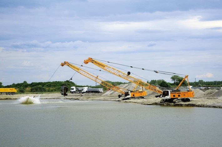 Competence in Gravel Extraction: Kiesabbau Wiedemann Opts for Duty Cycle Crawler Cranes from Liebherr
