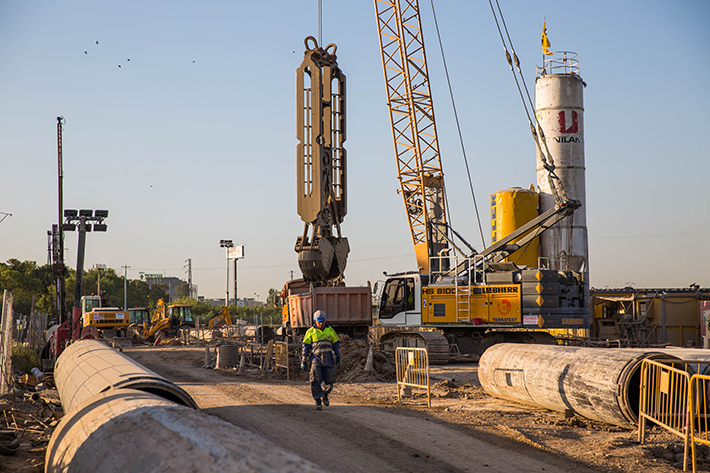 Barcelona airport is expanding with duty cycle crawler cranes from Liebherr