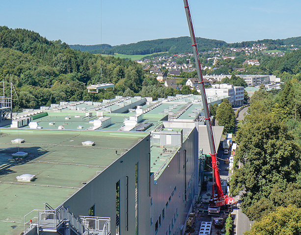 A Grove 250-ton GMK5250L All Terrain Crane handles HVAC long radius lift challenge