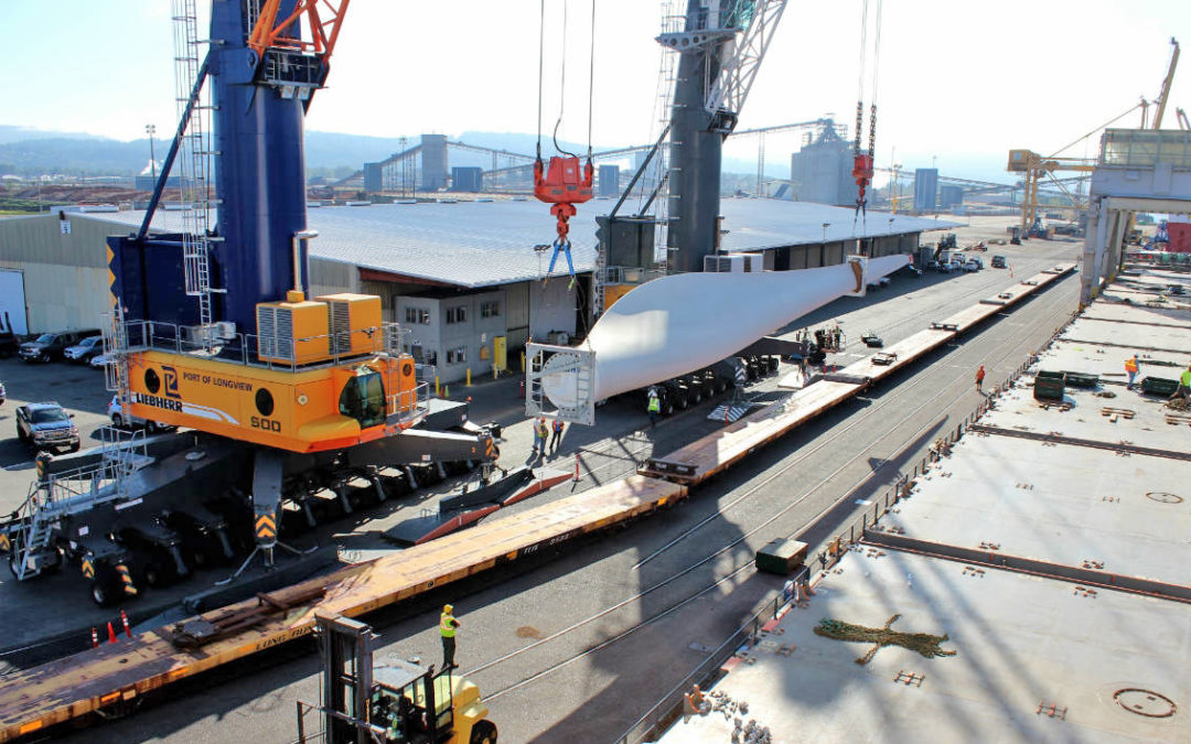 Liehberr LHM 500 mobile harbour cranes unload wind turbine blades onto rail cars in Washington State