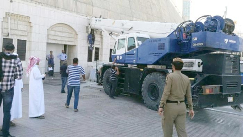 Rough Terrain crane damages a wall near Saudi’s Grand Mosque