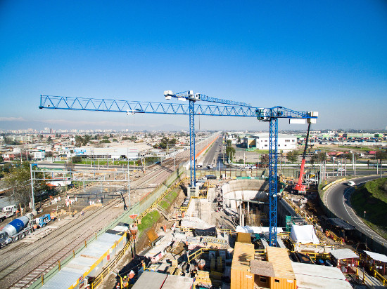 Linden Comansa tower cranes working at the “Lo Valledor” metro station in Santiago, Chile