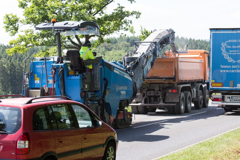 WIRTGEN W 100 CFi compact milling machine rehabilitates the federal highway in Germany