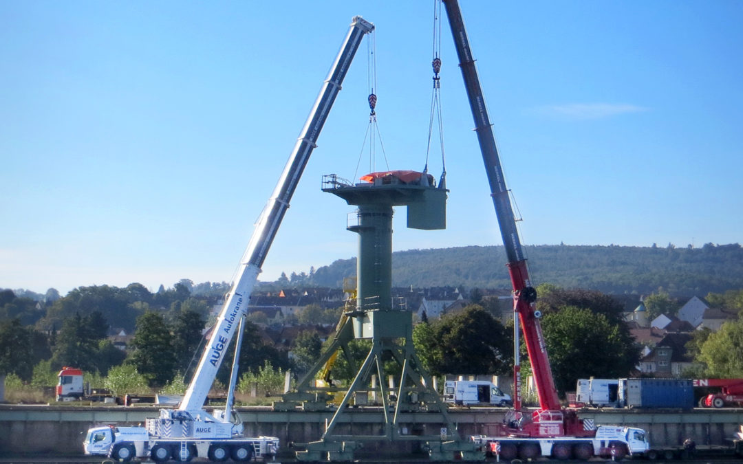All Terrain Grove GMK5250L’s complete tandem lift in tight quarters @ German Port