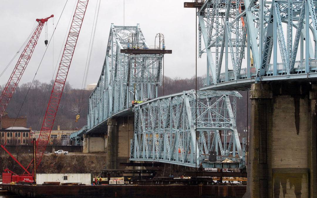 Pictures of Brayman Construction lowering a 375′ center section of the old Ironton-Russell Bridge on the Ohio River