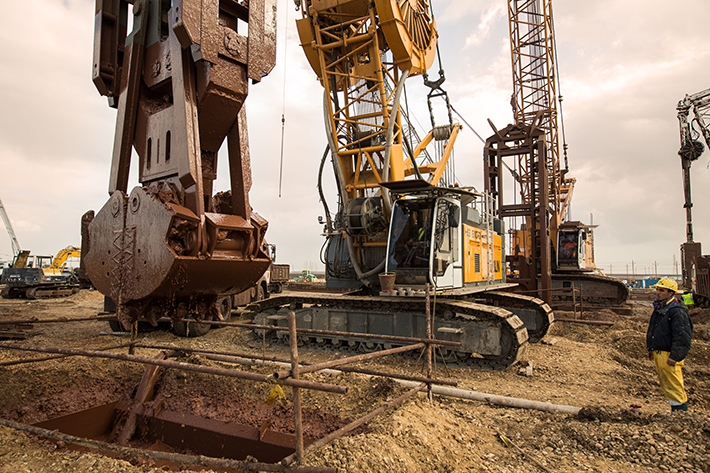 A total of ten Liebherr duty cycle crawler cranes and crawler cranes are currently in operation at the Suez Canal