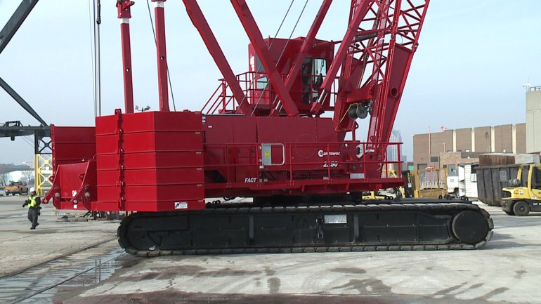 New Manitowoc 2250 300-ton crawler crane makes first heavy lift at Port of Milwaukee
