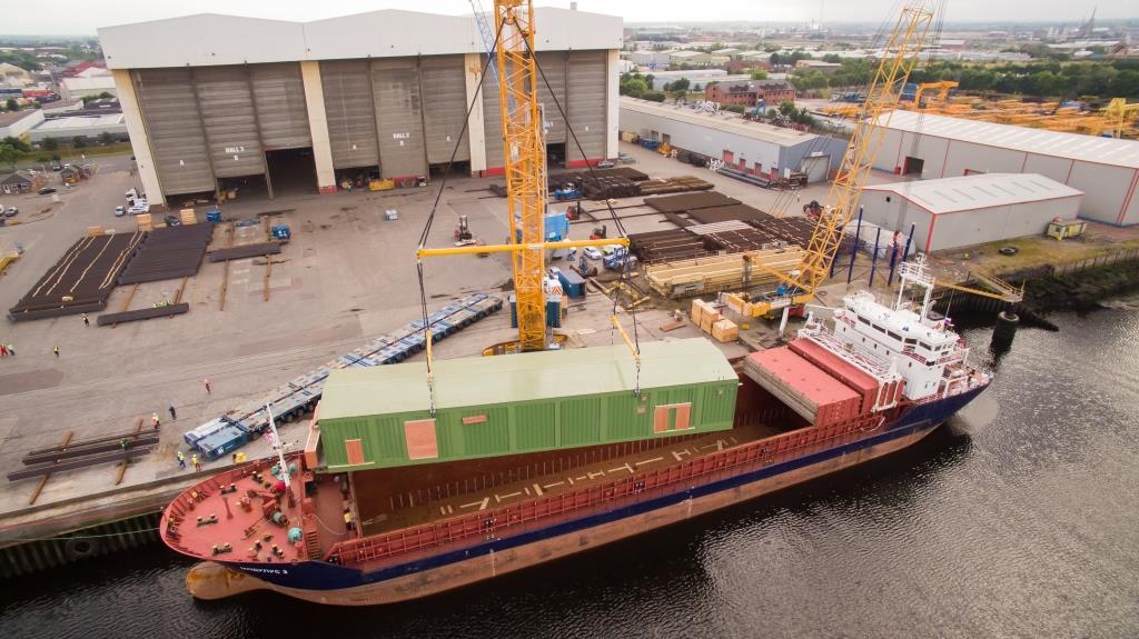 A Saren’s Terex CC 2800-1 crawler crane rigged with Modulift spreader beams lifts the 282t substation module in the North Sea