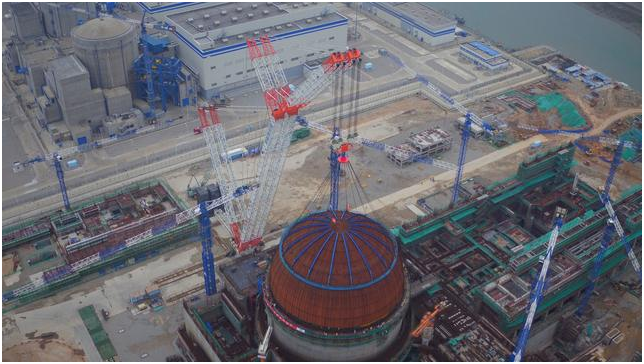 A Zoomlion 3200-ton crawler crane lowers the dome of a nuclear reactor in China