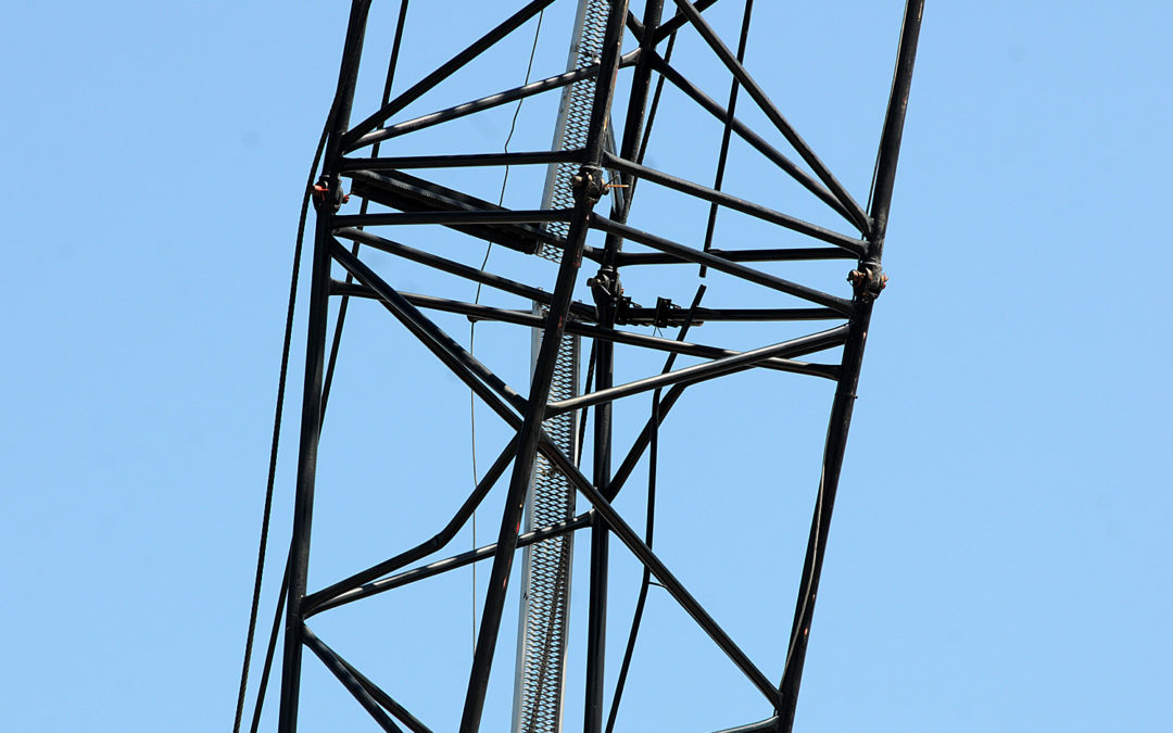 Bent Lattice Boom Derrick Crane is keeping Soho, NY locals on edge
