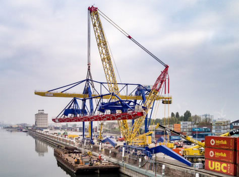 A Terex Superlift 3800 lattice boom crawler crane loads massive crane girders