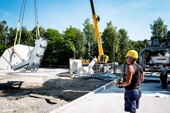 A Liebherr LTM 1070-4.2 All Terrain crane assembled a concrete mixing plant via Remote Control