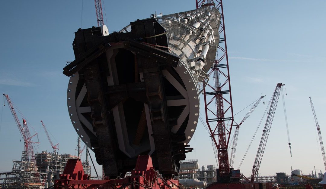 Mammoet’s Demag CC 8000-1 crawler crane erects 595t Vessel in Louisiana