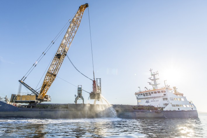 Hybrid Duty Cycle Liebherr HS 8300 HD Crawler Crane with 300 t Capacity in Operation in Piombino