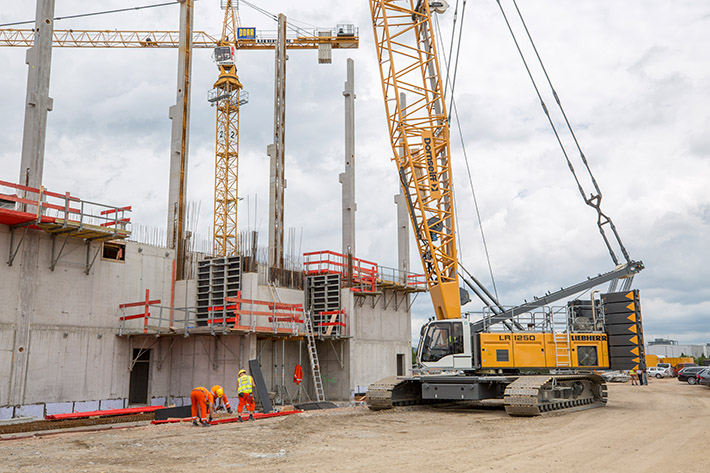 Dornseiff has a Liebherr LR 1250 crawler crane working the expansion of Osram in Regensburg, Germany
