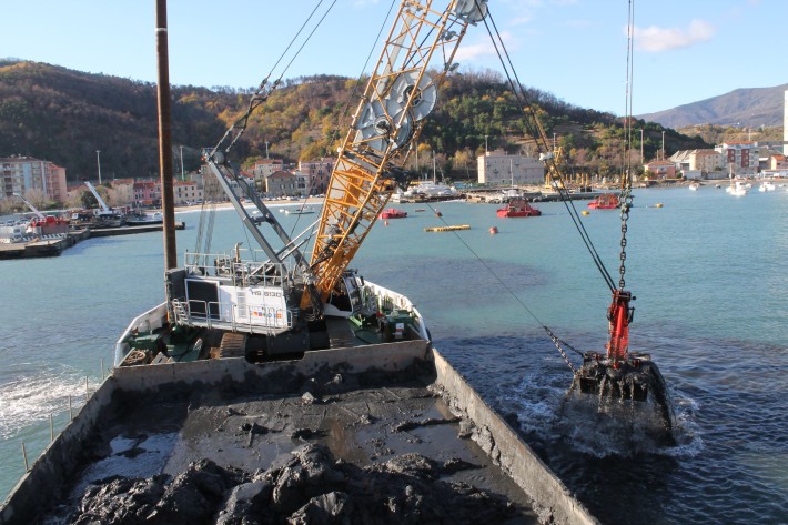 Liebherr duty cycle crawler crane type HS 8130 HD goes to work in Italy