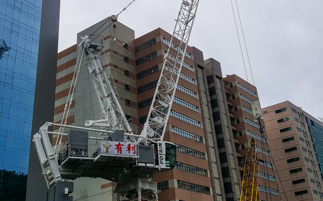 Yau Lee erects a Potain MR 618 luffing jib tower crane to build in Hong Kong