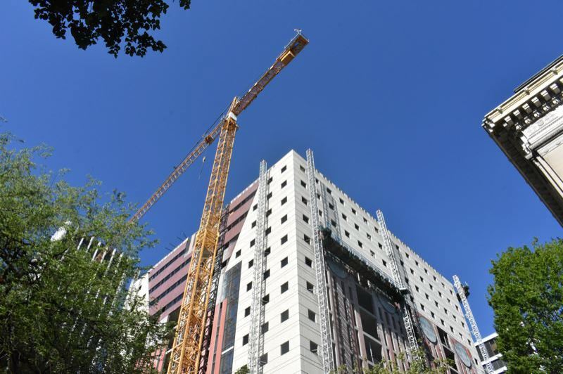 Portland working Tower Crane count drops to 23 total from 27 in 2020